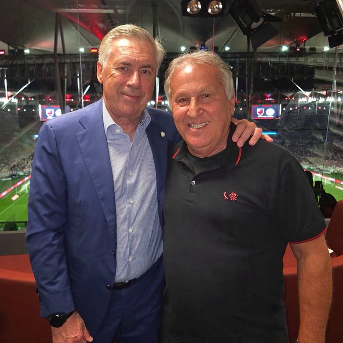 官方赛事-安切洛蒂现场观看解放者杯比赛，与巴西传奇济科合影