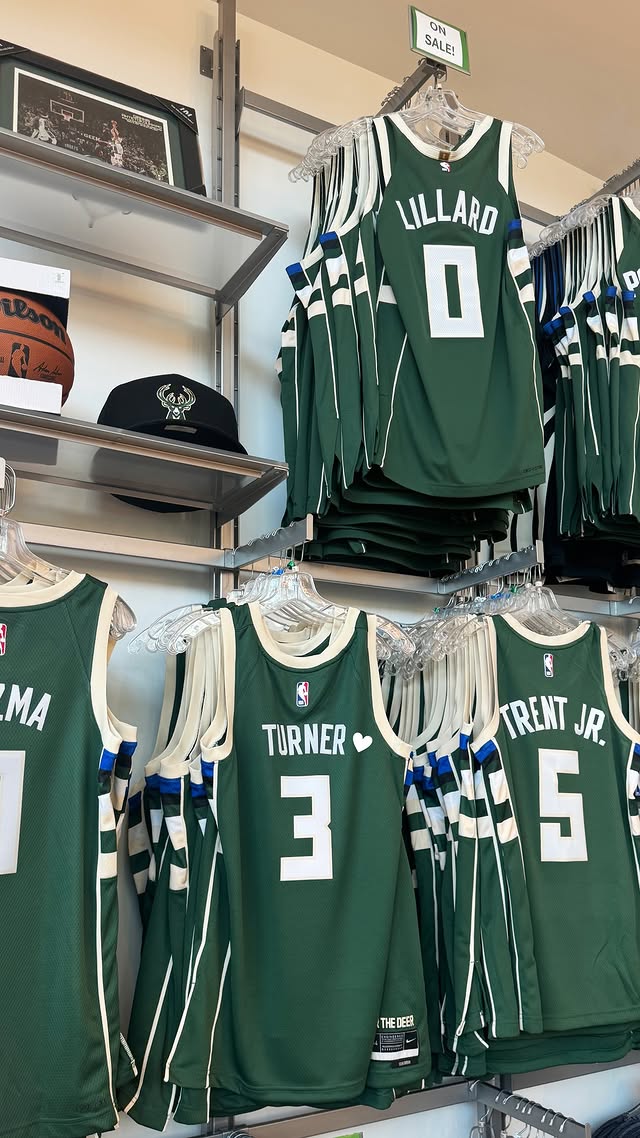 官网入口-特纳女友晒照：特纳3号球衣已上架🦌利拉德球衣正促销