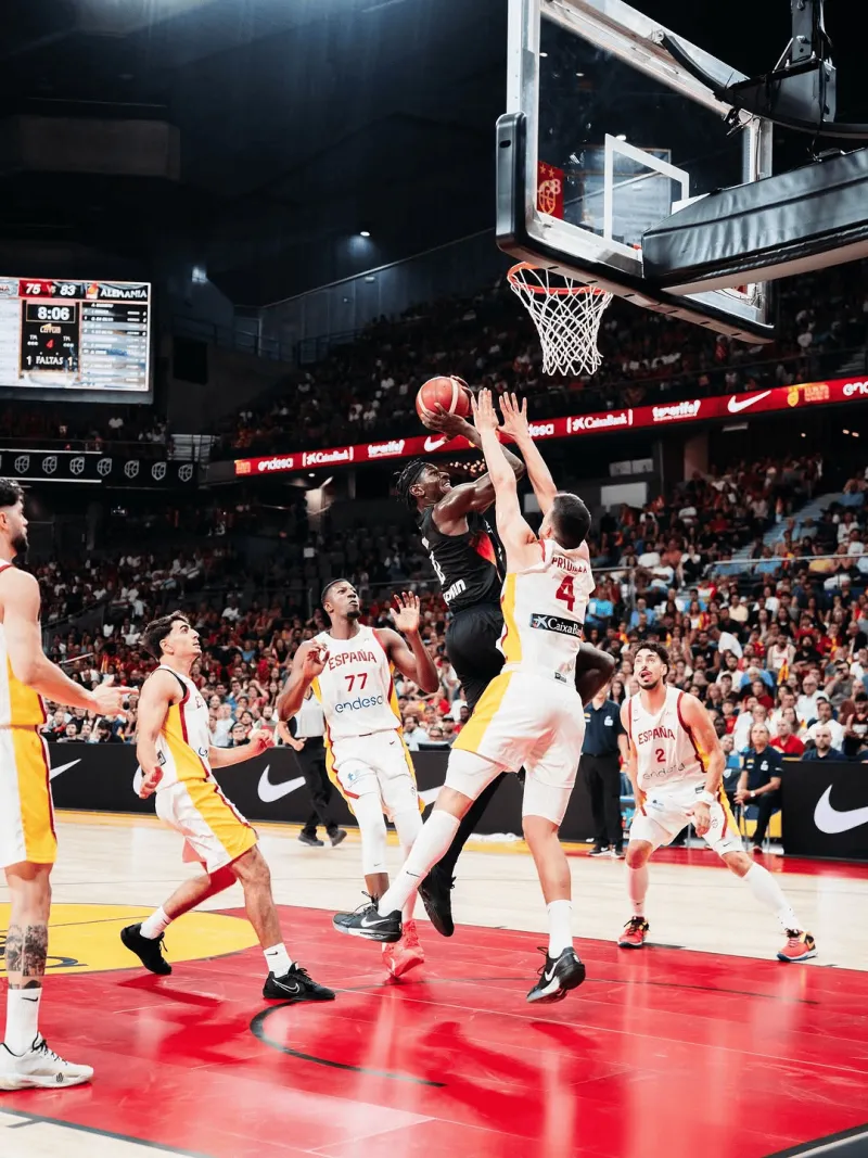 英雄联盟世界赛官网入口-施罗德今日穿着蓝天白云配色All-Pro Nitro，得到24分10助攻