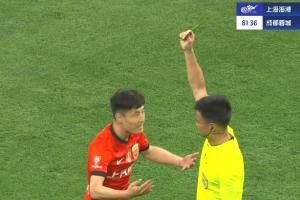 官方赛事-太严苛！武磊禁区内倒地，裁判李海新认为他假摔出示黄牌