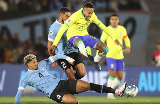 S赛直播页面-小熊难挑大梁 主帅没办法 巴西队缺乏整体和自信！