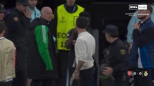 世界赛赛程-啥情况？萨卡半场回更衣室时与场边卡瓦哈尔发生口角，互相推搡